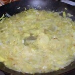 na patelni smaży się drobno posiekana cebula