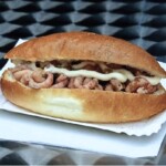 Bułka z krewetkami koktajlowymi