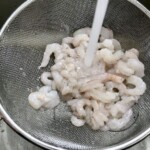 krewetki koktajlowe są płukane na sitku