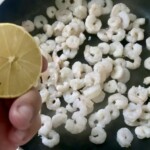 na patelni smażą się obrane krewetki koktajlowe