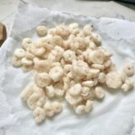 usmażone obrane krewetki koktajlowe suszą się na ręczniku papierowym