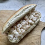 Bułka z krewetkami koktajlowymi