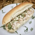 Bułka z krewetkami koktajlowymi