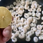 krewetki koktajlowe smażą się na patelni
