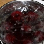 w garnku gotują się buraki czerwone obrane