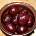 ugotowane i obrane buraki czerwone w garnku