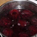 buraki czerwone gotują się w garnku w wodzie