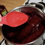 w garnku gotują się obrane buraki