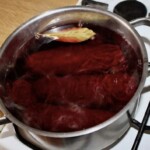 w garnku gotują się obrane buraki