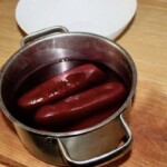 w garnku gotują się obrane buraki