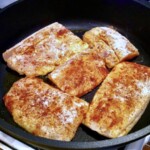 kawałki ryby smażą się na patelni