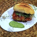 Burger rybny z aromatycznym sosem