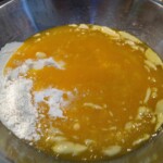 ciasto pomarańczowe z jabłkami w trakcie przygotowania
