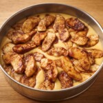 ciasto pomarańczowe z jabłkami przed pieczeniem