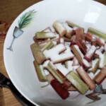 rabarbar pokrojony na kawałki i posypany cukrem w dużej misce