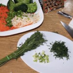 siekany świeży koperek na talerzyku