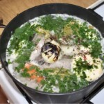 rosół wołowy gotuje się w garnku