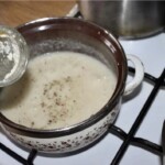 w garnku gotuje się sos chrzanowy do mięsa