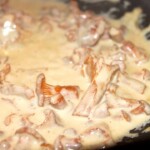 grzyby kurki w sosie śmietanowym