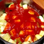 Cukinia duszona w pomidorach na polencie