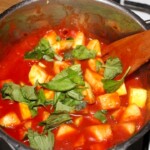 Cukinia duszona w pomidorach na polencie