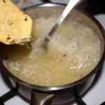 w garnku gotuje się polenta