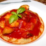 Cukinia duszona w pomidorach na polencie