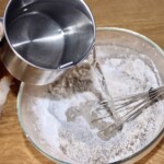 dorsz w cieście w mąki żytniej w trakcie przygotowania