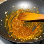 suche przyprawy orientalne smażą się na patelni
