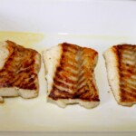 kawałki dorsza pieczonego w naczyniu żaroodpornym