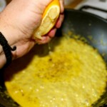 przygotowywanie sosu curry do dorsza smażonego