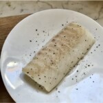 polędwiczka z dorsza leży na talerzu