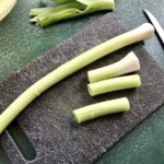 świeże pory na desce kuchennej