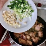 Duszona wieprzowina z porami i pomidorem