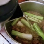 w garnku gotują się pory pokrojone na duże kawałki