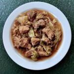 Duszona wieprzowina z porami i pomidorem