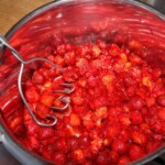 truskawki w dużym garnku