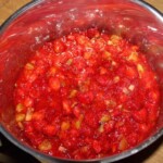 w garnku gotuje się dżem truskawkowy z kiwi