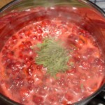 w garnku gotuje się dżem truskawkowy z kiwi