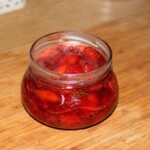 Dżem truskawkowy z kiwi oraz świeżą miętą w słoiczku