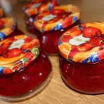 Dżem truskawkowy z kiwi oraz świeżą miętą w słoiczkach