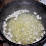 w garnku gotuje się biała fasolka