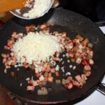 na patelni smaży się drobno pokrojony boczek i cebula krojona w kostkę