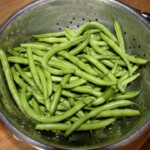 zielona fasolka szparagowa w durszlaku
