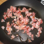 na patelni smaży się pokrojona drobno szyta szwarcwaldzka