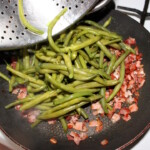 na patelni smaży się pokrojona szynka szwarcwaldzka i zielona fasolka szparagowa