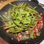 Fasolka szparagowa z szynką i świeżą miętą