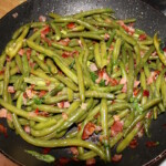 Fasolka szparagowa z szynką i świeżą miętą