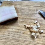 kawałek wędzonej słoniny leży na desce kuchennej