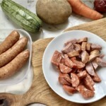 warzywa oraz pokrojona w półplastry kiełbasa